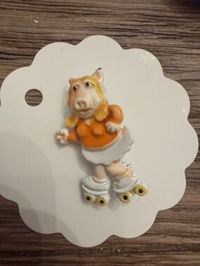 Miss piggy Character Pin 1960’s- Cute Roller Skating Design